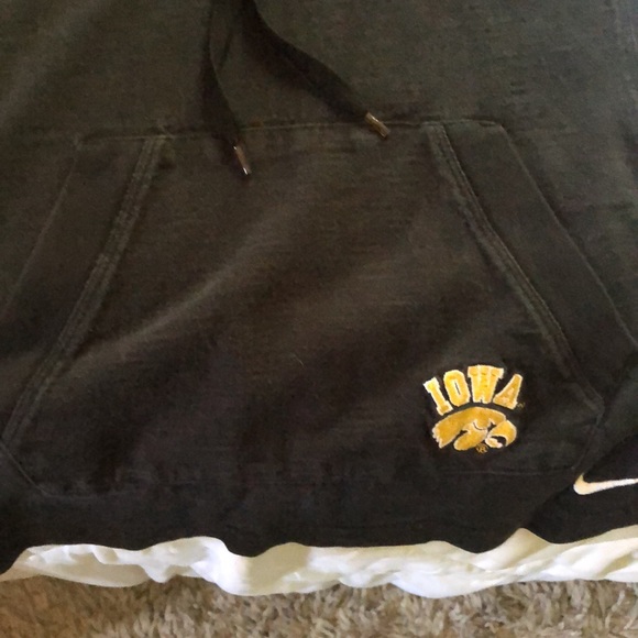 M Nike low v cut work out athletic top long sleeve with hood - Picture 3 of 5